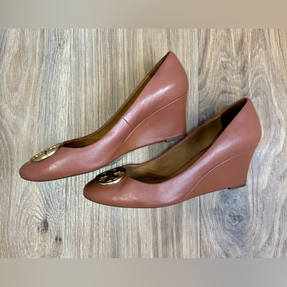 Tory Burch Brown Leather Logo Wedge Pumps Size 10 - Picture 4 of 8